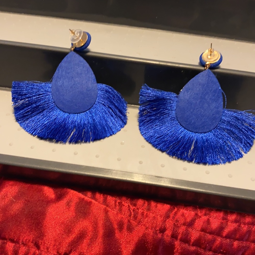 New royal blue fringe earrings. $10.00 size 3”X3” - Picture 3 of 3